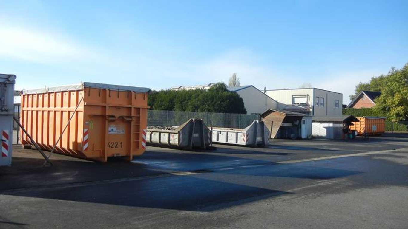 Ansicht mehrere Container auf einem Recyclinghof