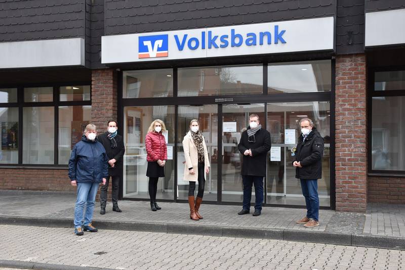 Vertreter der Gemeindeverwaltung und der Volksbank vor dem Gebäude der Volksbank in Herbern.