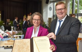 Ministerin Scharrenbach und Bürgermeister Stohldreier mit dem goldenen Buch