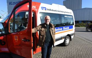 Theo Heitbaum macht eine Probefahrt mit dem Bürgerbus