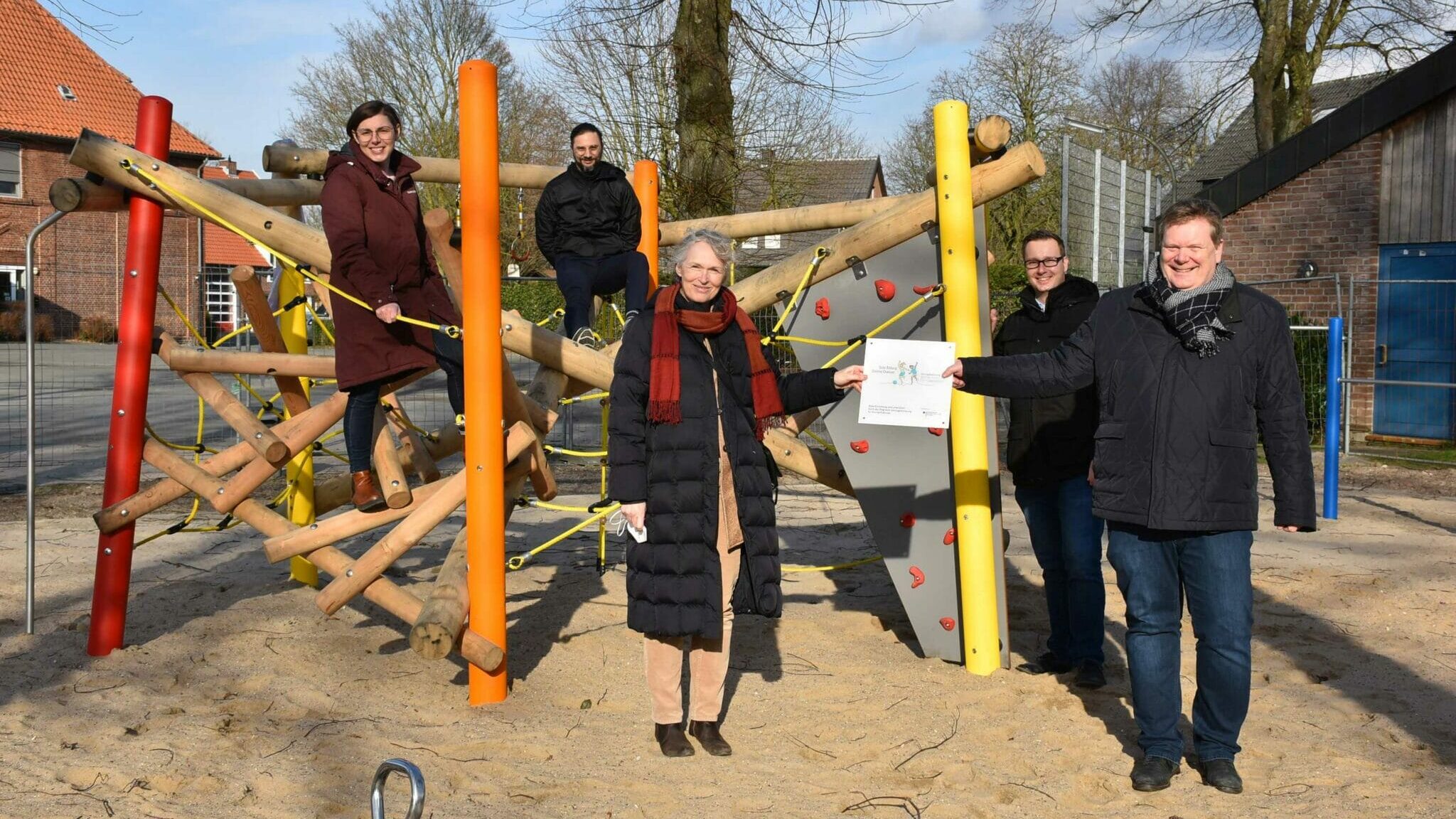 Bürgermeister und Schulleiterin eröffnen Spielplatz in Davensberg