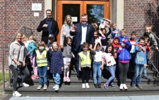 Bürgermeister Thomas Stohldreier bei den OGS-Kindern an der Marienschule