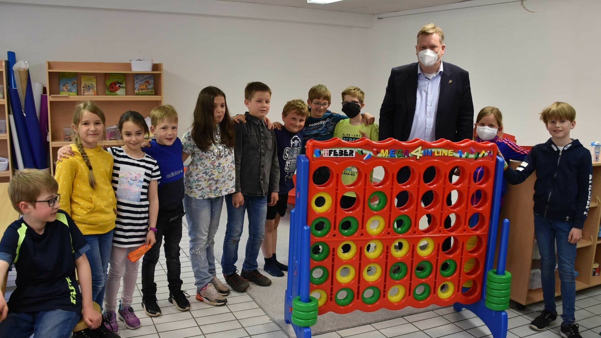 Bürgermeister Thomas Stohldreier spielte mit den Kindern der OGS Herbern Vier gewinnt.