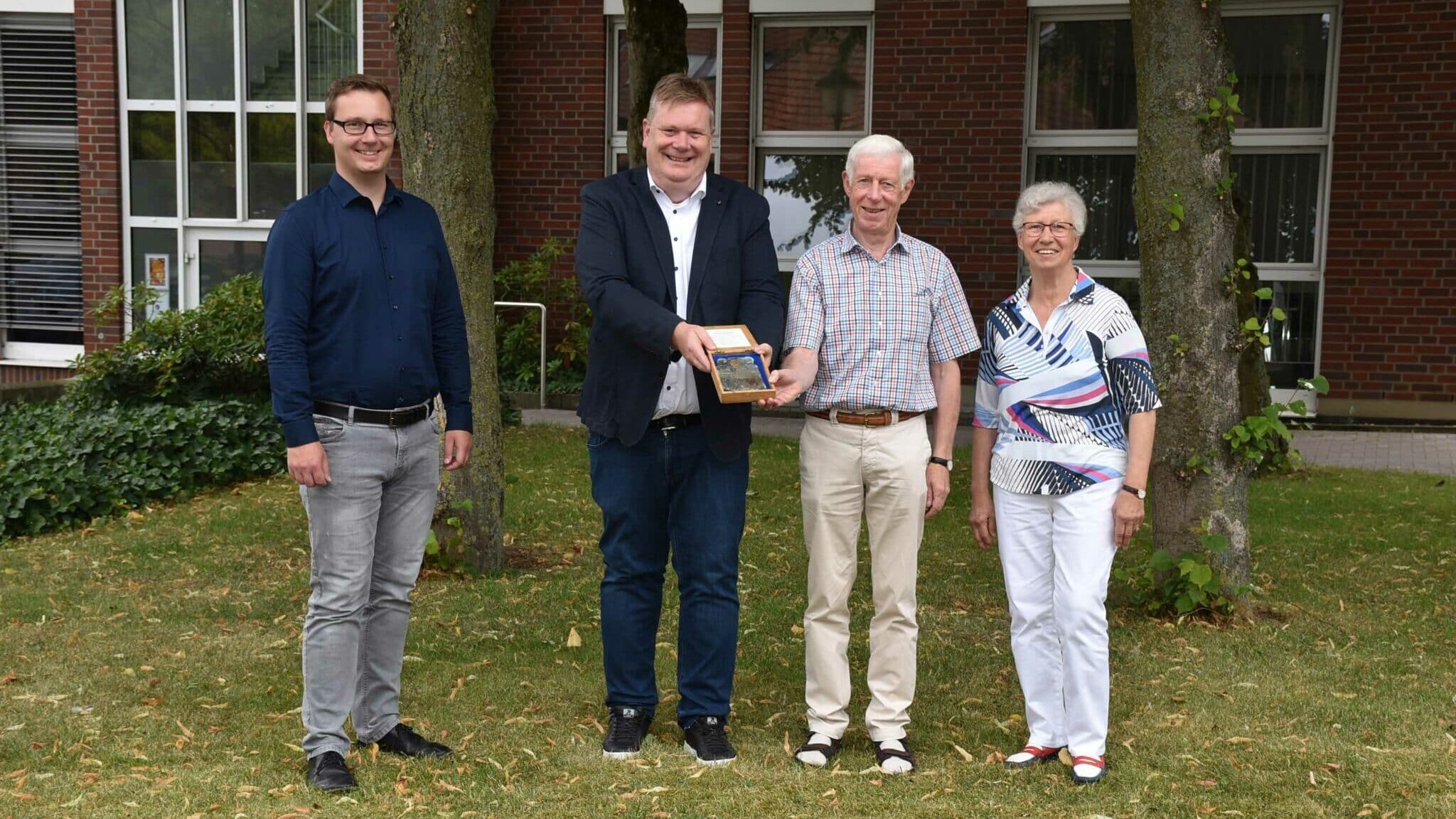 Joseph Streyl erhält von Bürgermeister Stohldreier den Ehrenpreis der Gemeinde Ascheberg.