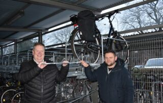 Bürgermeister Thomas Stohldreier und Nino Minuth von den Technischen Diensten an den Fahrradständer.n